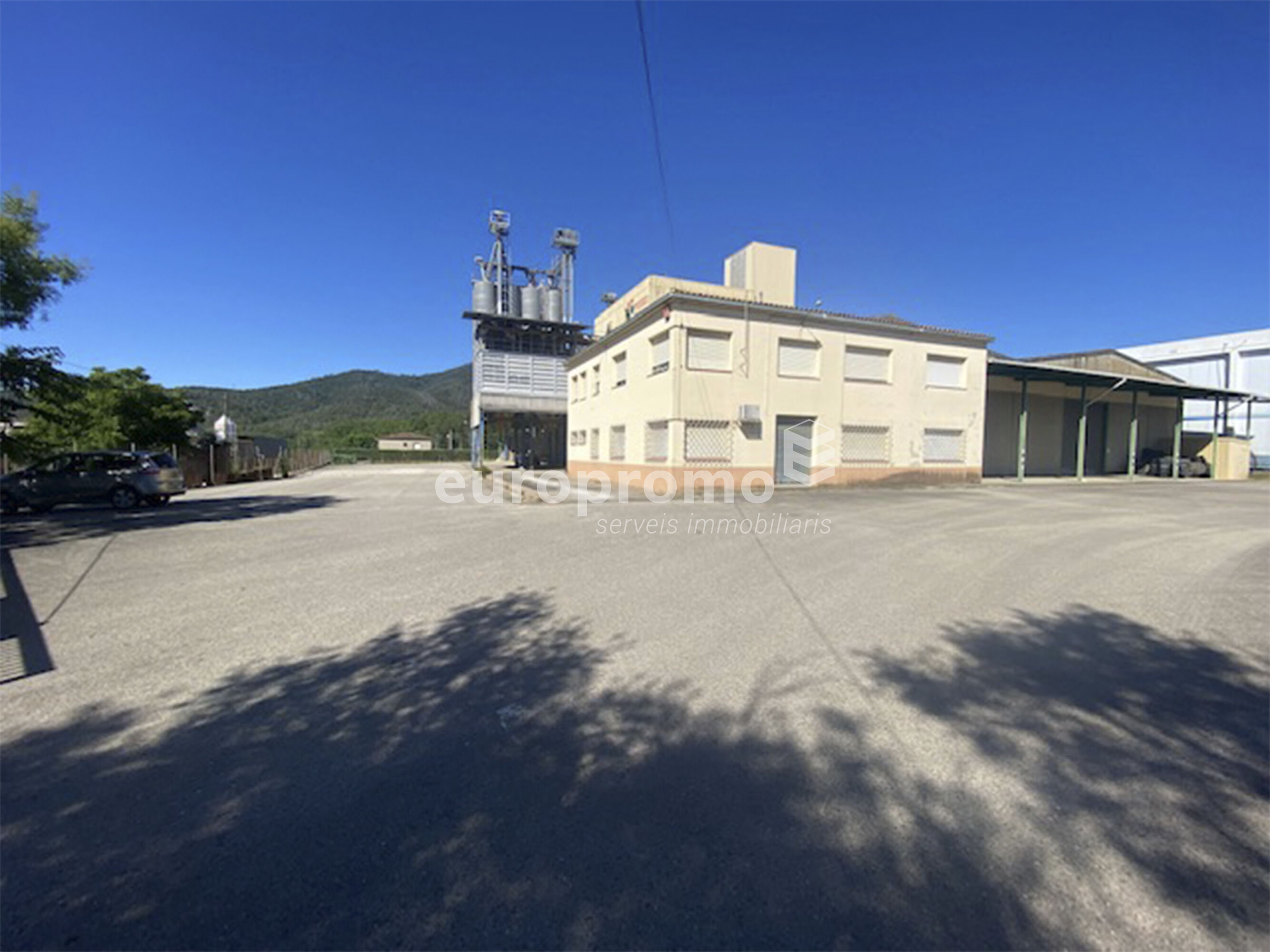 Solar industrial de 8.901m2 situat a 5 minuts de la sortida AP7 de Girona.